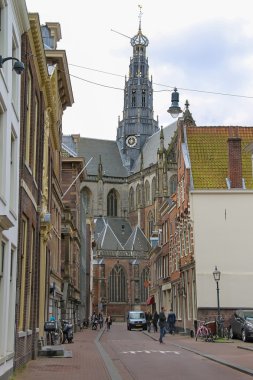 Tarihi merkezde Grote Kerk (Sint-Bavokerk) yakınındakiler