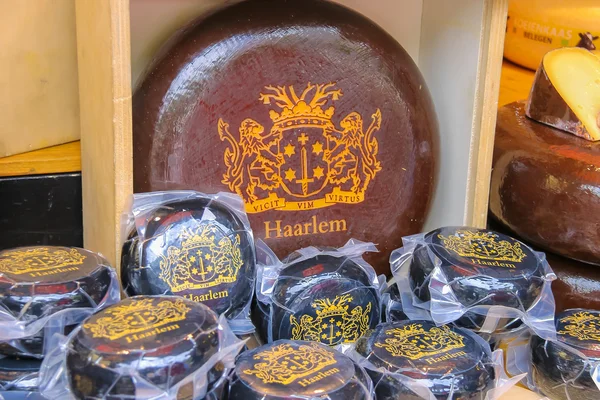 Shelf with famous Dutch cheese in the traditional cheese shop in — Stock Photo, Image