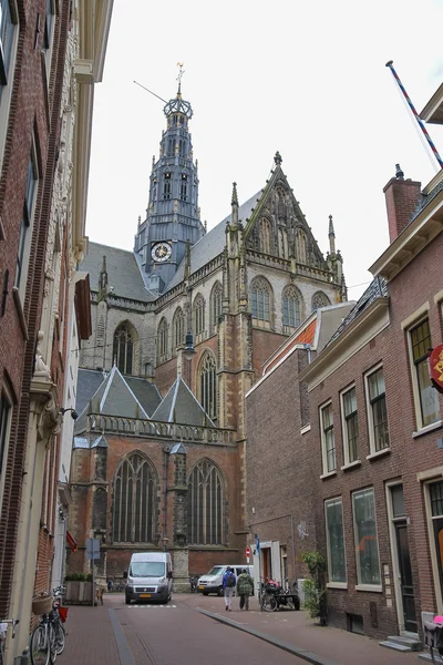 Personer nära Grote Kerk (Sint-Bavokerk) i den historiska stadskärnan — Stockfoto