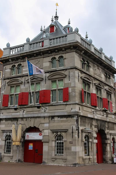 Драматическое старое здание (Taverne De Waag) в центре города Ха — стоковое фото