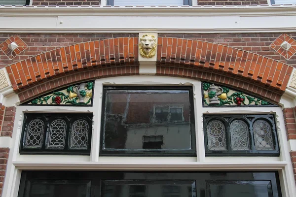 Upper part of art decoration of the old house window in the hist — Stockfoto