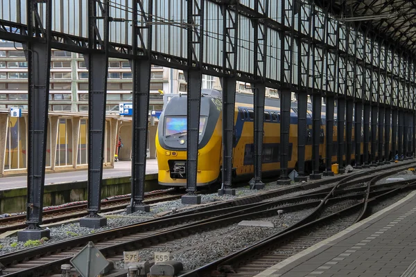 Moderner Zug am Bahnhof in Haarlem, Niederlande — Stockfoto