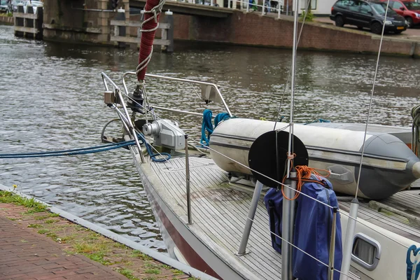 Bateau ancré dans le canal de la rivière Spaarne à Haarlem, Pays-Bas — Photo