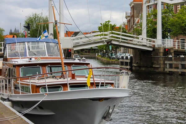 Förankrade båtar nära vindbryggan i Haarlem, Nederländerna — Stockfoto