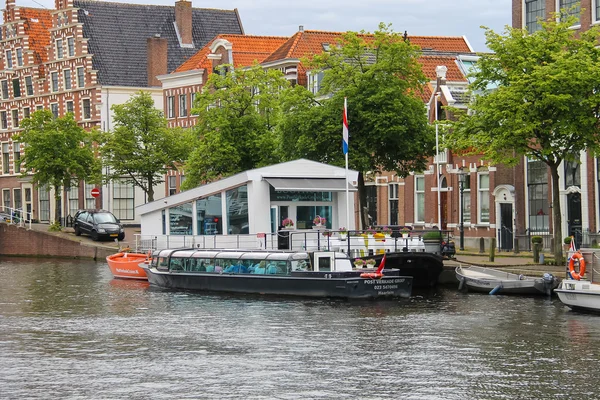 Tourist boat on the waters of Spaarne river in Haarlem, the Neth — Stock Photo, Image