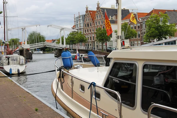 Verankerde jachten in de buurt van de ophaalbrug in Haarlem, Nederland — Stockfoto