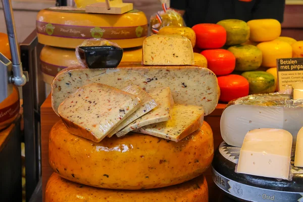 Estantes con queso holandés famoso en la tienda de quesos tradicional — Foto de Stock