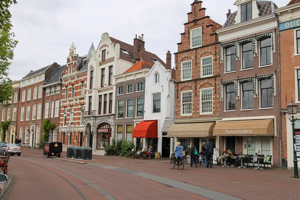 Pessoas caminhando no centro da cidade de Haarlem, Países Baixos — Fotografia de Stock