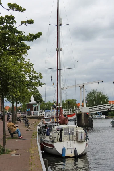 Anchored yachts near the drawbridge in Haarlem, the Netherlands — Stock Photo, Image