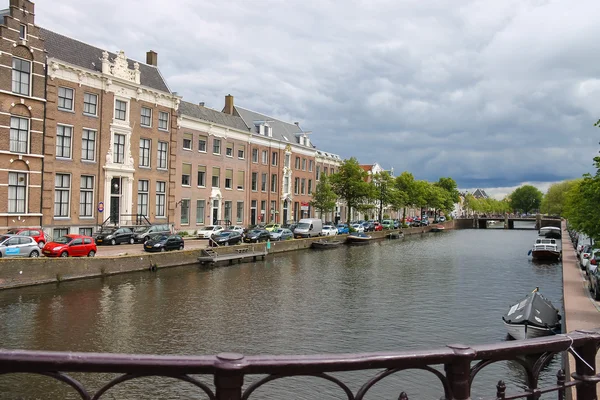 Uitzicht vanaf de brug naar het rivier kanaal (nieuwe gracht) in Haarl — Stockfoto