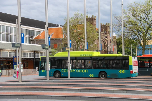 Grote bussen in de buurt van het gebouw van het treinstation in Haarlem, de N — Stockfoto