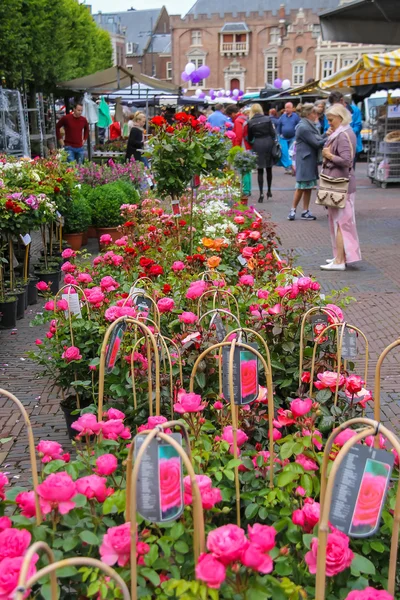 People buying flowers at the street flower shop on the Grote Mar — Stock Photo, Image