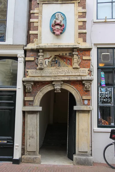 Gevel van antiek gebouw aan de Jansstraat straat in het historische — Stockfoto