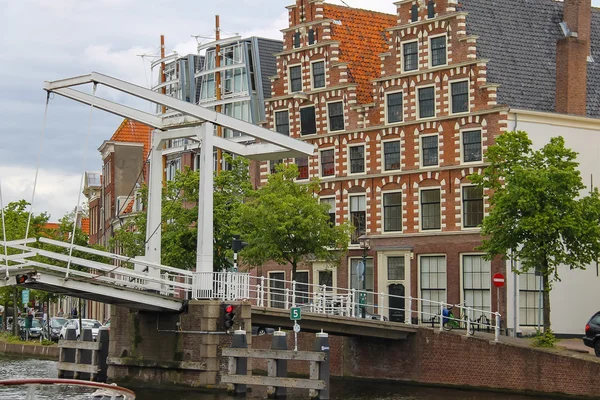 Puente sobre el río Spaarne en Haarlem, Países Bajos — Foto de Stock