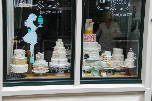 Big cakes in the window of the confectionery shop (Cakeworks Stu — Stock Photo, Image