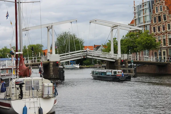 Pleasure boat with tourists sails under the drawbridge in Haarle — Stock Photo, Image