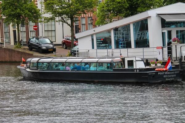 Tourist boat on the waters of Spaarne river in Haarlem, the Neth — Stock Photo, Image