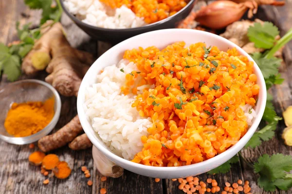 Tigela com arroz e lentilha vermelha — Fotografia de Stock