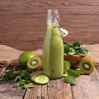 şişe yeşil smoothie