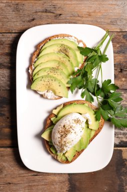 avokado ve yumurta sandviç