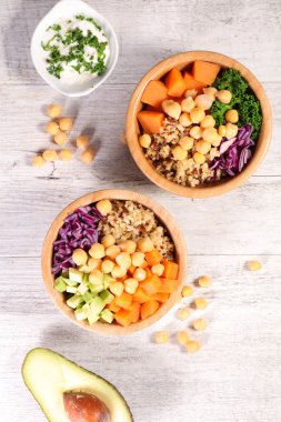 Vejetaryen salatası kaseler