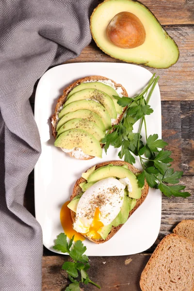 Бутерброди з авокадо та яйцем — стокове фото