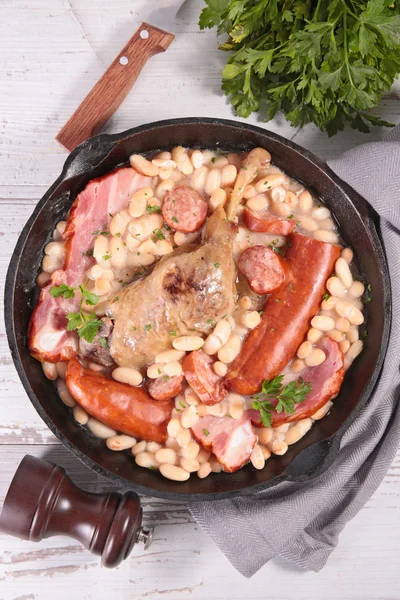 Cassoulet с фасоль и мясо — стоковое фото