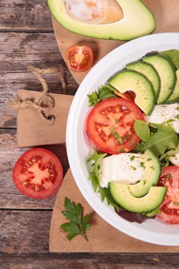 Domates ve Avokado Salatası