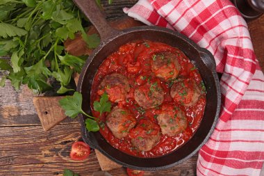 köfte ve domates sosu
