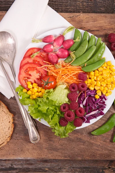 Vegetarischer Regenbogensalat — Stockfoto