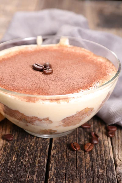 Sobremesa tiramisu doce com café — Fotografia de Stock