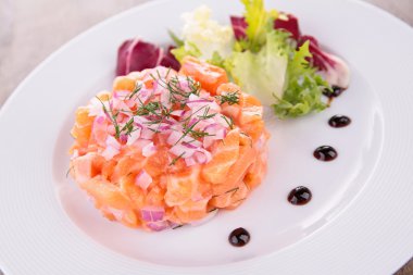 salata Somon tartar