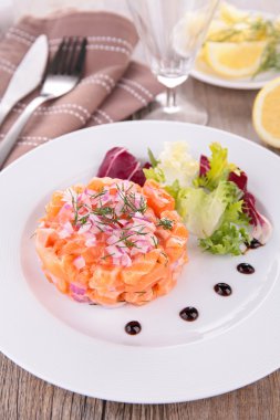 salata Somon tartar