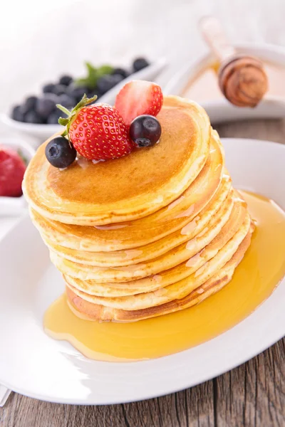 Sweet pancakes with honey — Stock Photo, Image