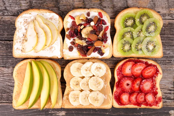 Snídaně toasty s ovocem — Stock fotografie