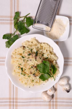 Kremalı mantarlı risotto