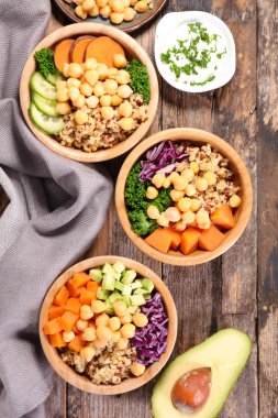 Vejetaryen salatası kaseler