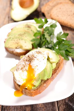 avokado ve yumurta ile ekmek