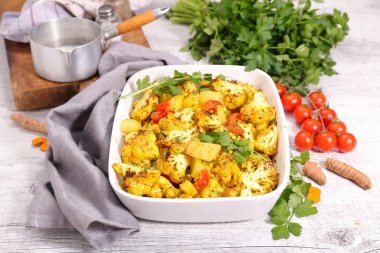 otlar ile fırında karnabahar