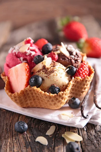 Ice cream with berries — Stock Photo, Image