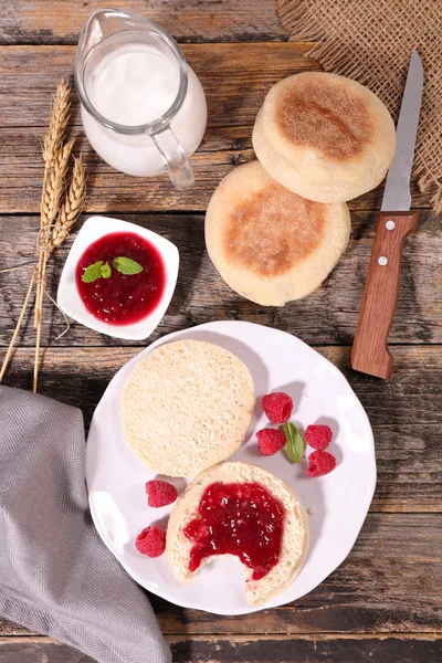 Frühstück mit Muffins und Marmelade — Stockfoto