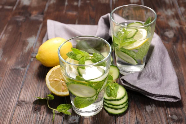 Desintoxicación de agua con pepinos y limón —  Fotos de Stock