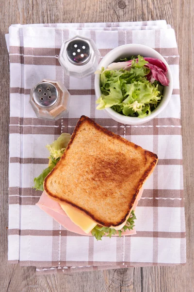 Sandwich grillé et salade — Photo