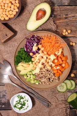 Vejetaryen kase salata