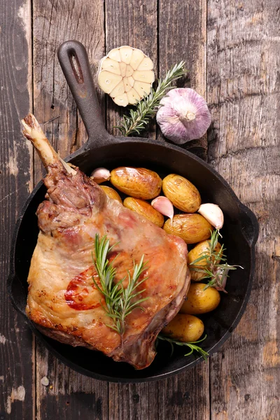 Roasted lamb leg and potatoes — Stock Photo, Image