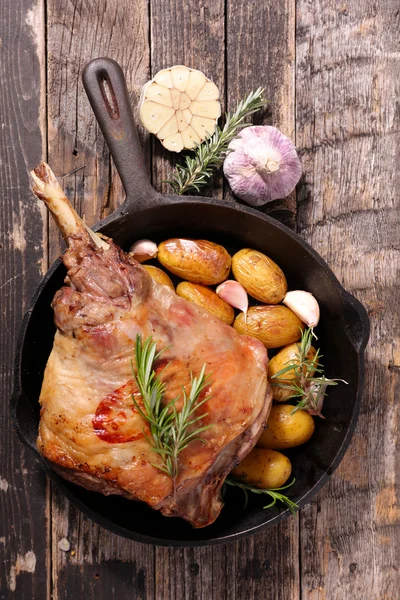 Coscia di agnello arrosto e patate — Foto Stock