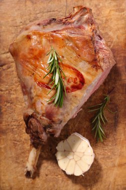 Kızarmış kuzu budu.