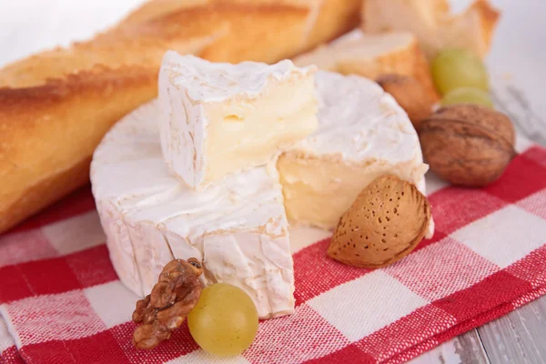 Camembert kaas met noten — Stockfoto