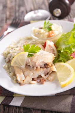 Balık sos ve salata ile