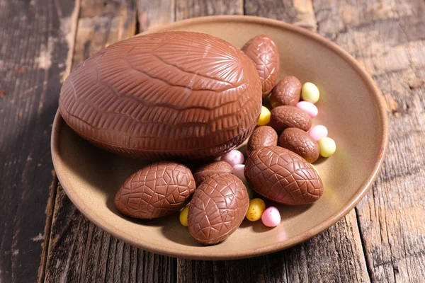 Ovos de chocolate de Páscoa e doces — Fotografia de Stock
